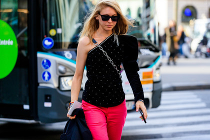 jessica minkoff, black top, velvet top, strassed top, asymmetrical top, long sleeves top, balloon sleeves, pink pants, crossbody bag, silvered chain strap bag, PARIS, PFW, SPRING SUMMER 2020, SS 20, fashion week, frenchystyle, FW, jonathan paciullo, street style, horizontal, atmosphere details, detail