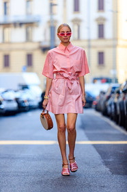 leonie hanne, light pink shirt, pink sunglasses, gucci sunglasses, square shape glasses, light pink leather skirt, pink leather skirt, leather skirt, high waist skirt, belted skirt, mini skirt, ferragamo bag, round shape bag, camel leather bag, hand bag, white bag, short sleeves shirt, light pink shoes, satin shoes, multi straps sandals, satin sandals, fashion week, frenchystyle, FW, jonathan paciullo, street style, MFW, MILAN, AUTUMN WINTER 2020-2021, FALL WINTER 2020-2021, FW 20-21, vertical, full length