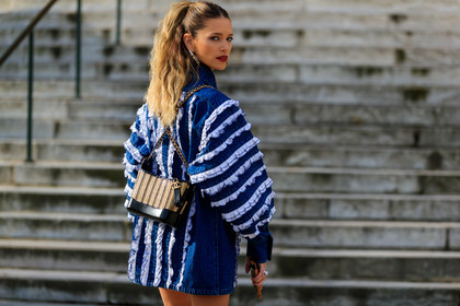 helena bordon, back details, backpack, denim, denim jacket, white jacket, blue jacket, ruffle jacket, straw bag, black leather bag, jacket dress, chanel bag, fashion week, frenchystyle, FW, jonathan paciullo, street style, PFW, PARIS, horizontal, atmosphere details, detail