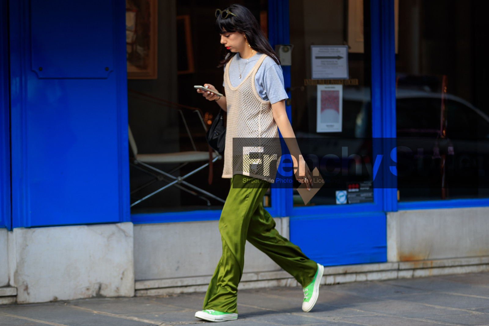 beige top, converse, fishnet, green pants, green sneakers, grey t shirt, leather bag, leather shoes, trousers, fashion week, frenchystyle, FW, jonathan paciullo, street style, PFW, PARIS, horizontal, atmosphere details, full length, AUTUMN WINTER 2018-2019, FALL WINTER 2018-2019, FW 18-19