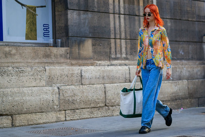 black shoes, blue denim, denim pants, dyed hair, graphic bag, graphic shirt, jeans, leather bag, leather shoes, printed bag, printed shirt, ray ban, red head, sunglasses, tote bag, trousers, white bag, yellow shirt, fashion week, frenchystyle, FW, jonathan paciullo, street style, PFW, PARIS, atmosphere details, horizontal, full length, model, AUTUMN WINTER 2018-2019, FALL WINTER 2018-2019, FW 18-19