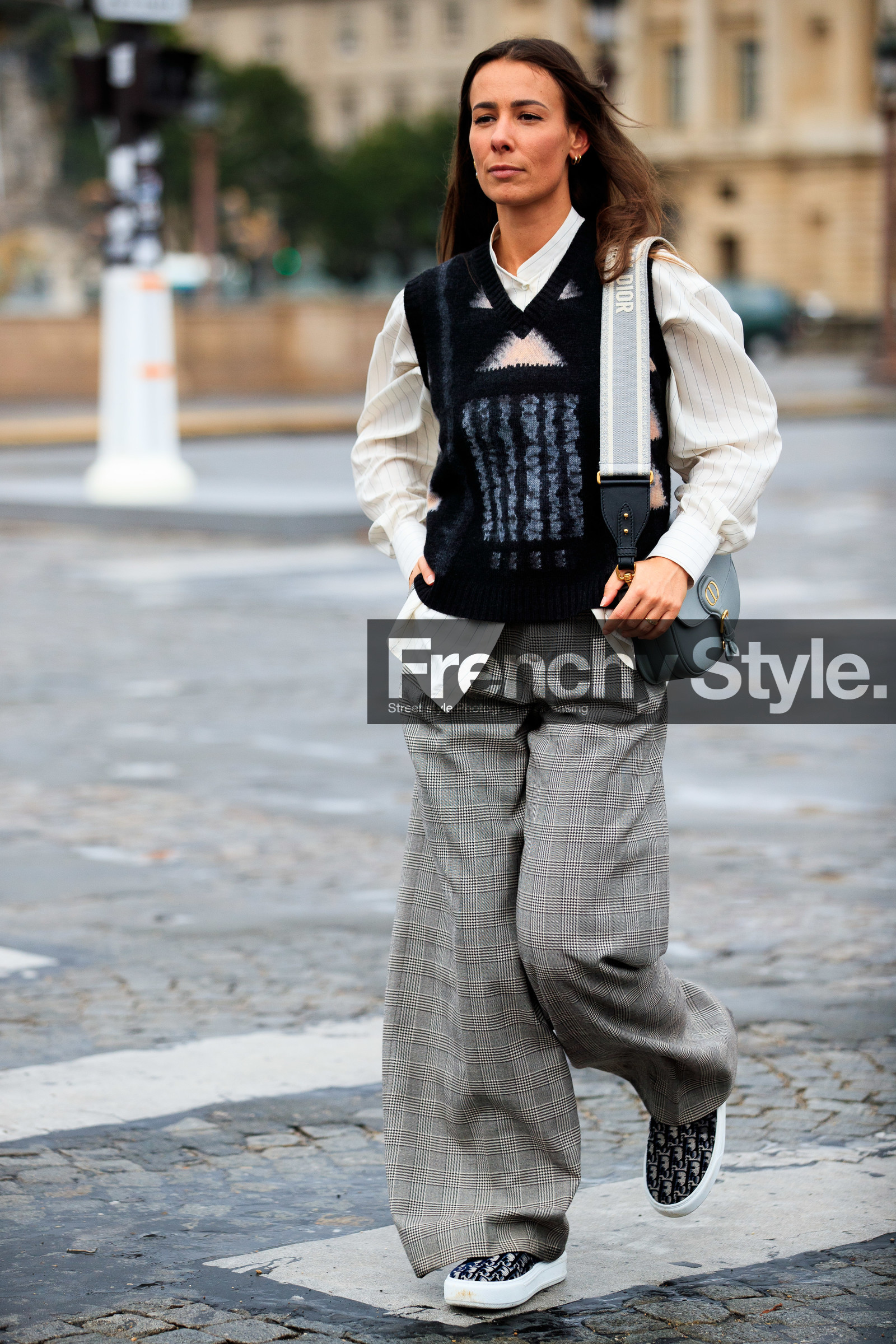 alice barbier, black pullover, striped pullover, sleeveless pullover, white shirt, striped shirt, dior bag, dior pullover, dior shirt, dior strap bag, dior pants, dior total look, dior shoes, grey pants, checked pants, plaid pants, loose pants, shoulder bag, logo strap bag, monogrammed shoes, monogrammed sneakers, grey sneakers, grey shoes, fashion week, frenchystyle, FW, jonathan paciullo, street style, PFW, PARIS, SPRING SUMMER 2021, SS 21, vertical, full length