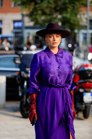 caroline vreeland, earrings, leather gloves, purple dress, purple hat, red gloves, fashion week, frenchystyle, FW, jonathan paciullo, street style, MFW, MILAN, SPRING SUMMER 2019, SS 19, vertical, atmosphere details, detail
