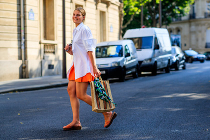 atmosphere details, blue scarf, claire beermann, fashion week, frenchystyle, full length, FW, horizontal, jonathan paciullo, leather shoes, MENSWEAR, orange sandals, orange skirt, PARIS, PFW, SPRING SUMMER 2018, SS 18, straw bag, street style, white shirt