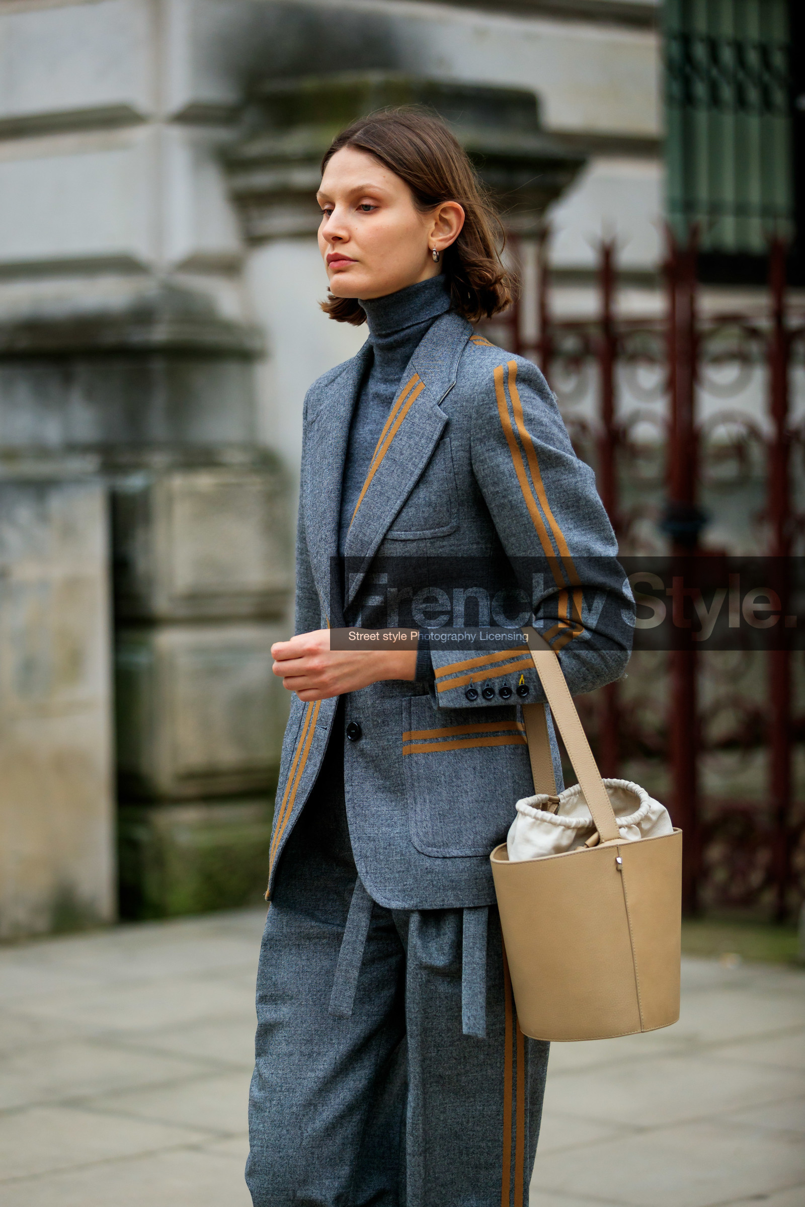 beige bag, blazer, graphic jacket, grey jacket, grey pants, grey suit, grey sweater, leather bag, printed jacket, trousers, turtleneck sweater, victoria sekrier, street style, jonathan paciullo, FW, frenchystyle, fashion week, LFW, LONDON, AUTUMN WINTER 2019-2020, AW 19-20, FW 19-20, FALL WINTER 2019-2020, vertical, atmosphere details, detail
