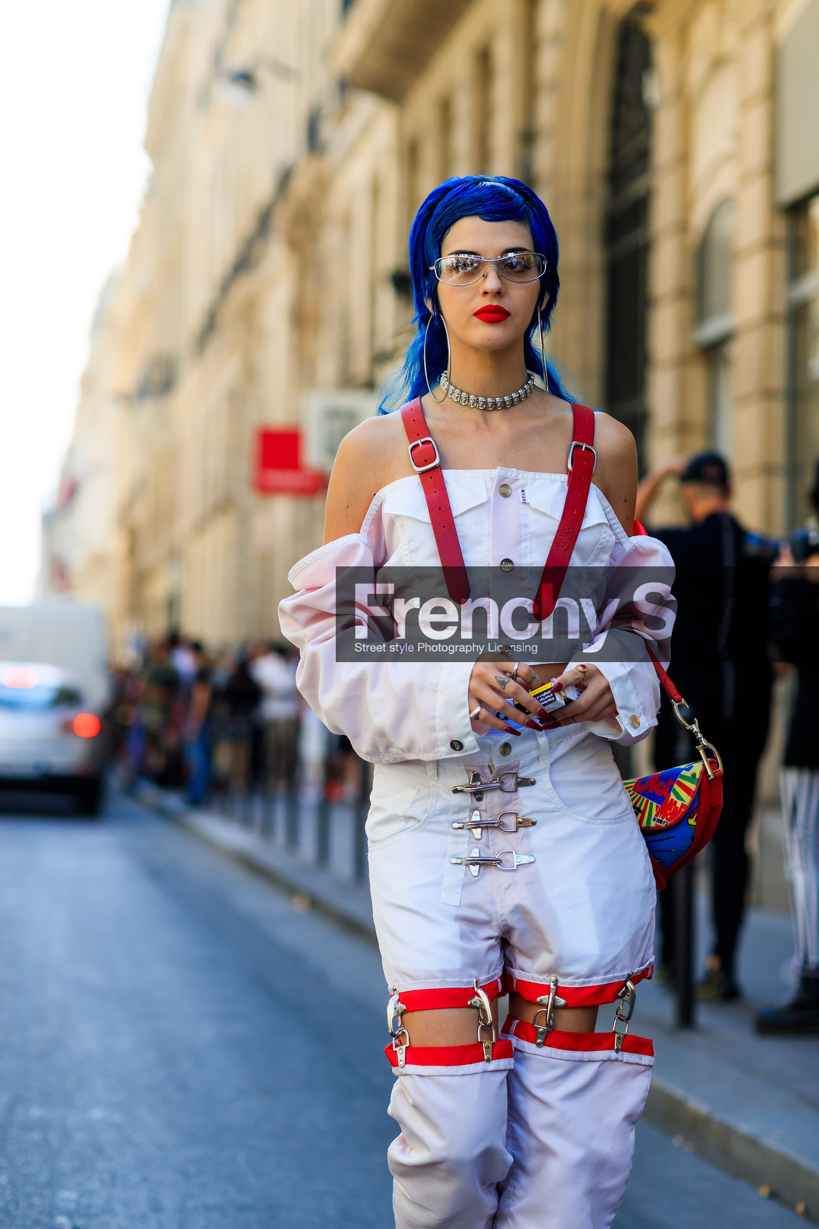 atmosphere details, blue hair, choker, detail, dyed hair, fashion week, frenchystyle, FW, jonathan paciullo, leather bag, MENSWEAR, multicolor bag, necklace, open work, paco rabanne, PARIS, PFW, pink pants, pink top, printed bag, red bag, sita abellan, SPRING SUMMER 2018, SS 18, street style, suspenders, trousers, vertical
