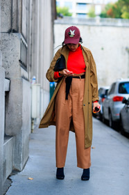 black bag, black belt, black shoes, brown pants, camel coat, fashion week, frenchystyle, full length, FW, high heels, jonathan paciullo, leather bag, leather shoes, PARIS, PFW, red cap, red sweater, SPRING SUMMER 2018, SS 18, street style, trousers, vertical