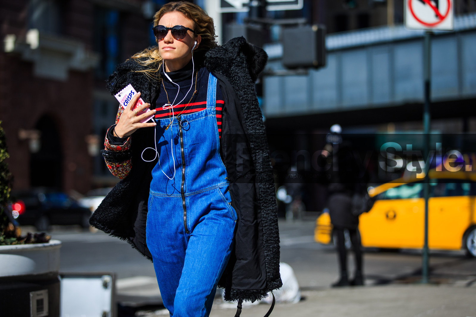 atmosphere details, AUTUMN WINTER 2016-2017, AW 16-17, aztracan, black bag, black coat, blue denim, denim jumpsuit, denim overall, detail, fashion week, frenchystyle, FW, FW 16-17, horizontal, iphone, jonathan paciullo, NEW YORK, NYFW, street style, striped sweater, sunglasses, woman, zip