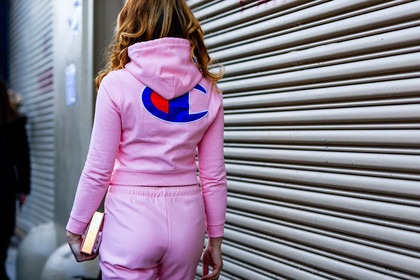 atmosphere details, AUTUMN WINTER 2017-2018, AW 17-18, back detail, detail, FALL WINTER 2017-2018, fashion week, frenchystyle, FW, FW 17-18, horizontal, jonathan paciullo, NEW YORK, NYFW, pink pants, pink sweater, printed sweater, street style, sweatpants, tone on tone, total look pink, trousers, vêtements