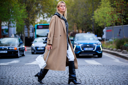 camille charriere, beige coat, white pants, high waist pants, high boots, black scarf, black polish boots, bandana, bandana scarf, hermes scarf, white leather bag, quilted bag, chanel bag, black leather boots, PARIS, PFW, fashion week, frenchystyle, FW, jonathan paciullo, street style, SPRING SUMMER 2021, SS 21, horizontal, atmosphere details, full length