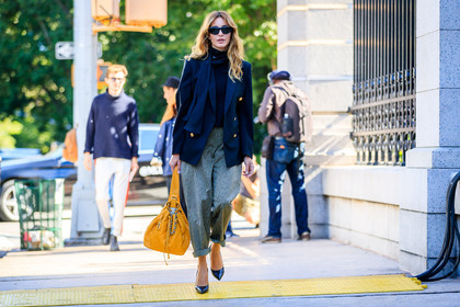 atmosphere details, black shoes, blazer, chanel, ece sukan, fashion week, frenchystyle, full length, FW, green pants, high heels, horizontal, jonathan paciullo, leather bag, leather shoes, navy jacket, NEW YORK, NYFW, orange bag, SPRING SUMMER 2018, SS 18, street style, sunglasses, trousers, wide pants