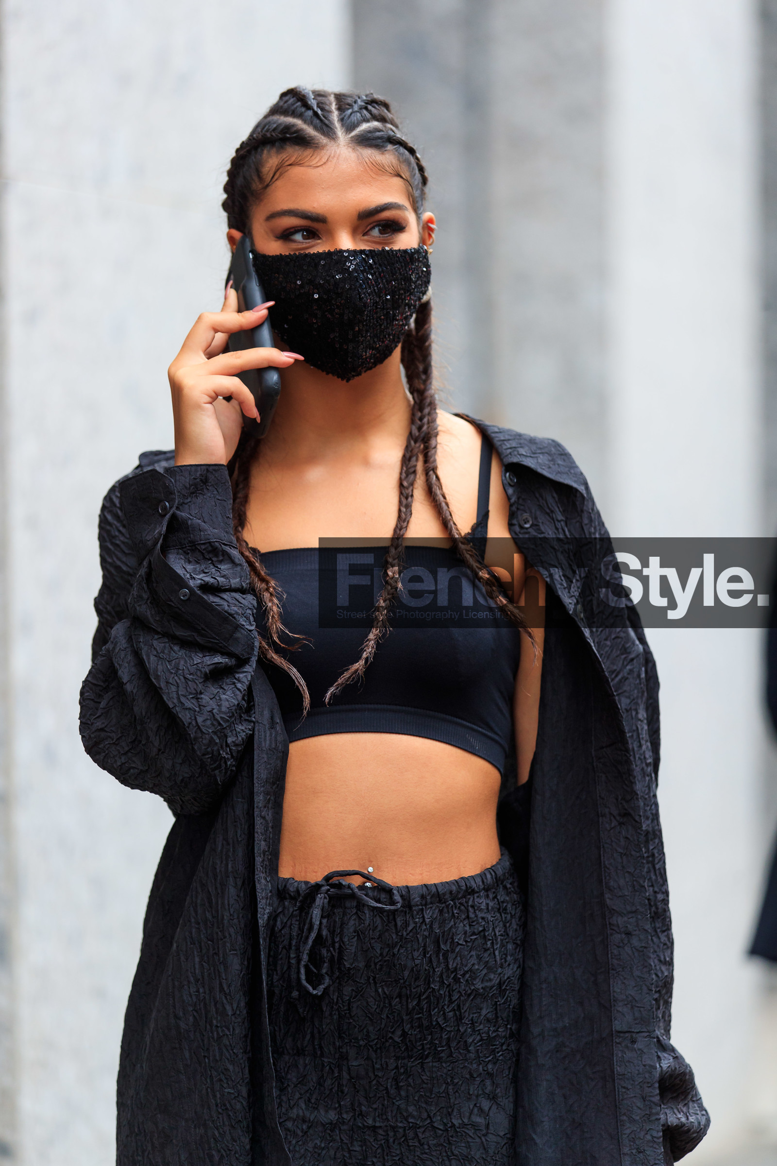 black total look, black top, black bra, black shirt, black pants, pleated shirt, pleated pants, cropped top, covid face mask, street style, jonathan paciullo, FW, frenchystyle, fashion week, MFW, MILAN, SPRING SUMMER 2021, SS 21, vertical, detail