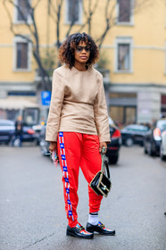 AUTUMN WINTER 2017-2018, AW 17-18, beige top, black bag, black shoes, FALL WINTER 2017-2018, fashion week, frenchystyle, full length, FW, FW 17-18, graphic bag, gucci, jan-michael quammie, jonathan paciullo, leather bag, leather shoes, leather top, MFW, MILAN, red pants, street style, sunglasses, sweatpants, trousers, vertical, vêtements, white socks
