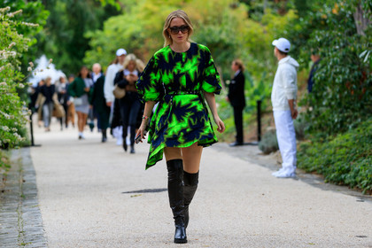 neon green dress, navy blue dress, tie and dye dress, asymetrical dress, mini dress, short sleeves dress, belted dress, scale sunglasses, big sunglasses, high boots, black leather boots, lucky charm bracelet, pearl bracelet, multicolor bracelet, PARIS, PFW, SPRING SUMMER 2020, SS 20, fashion week, frenchystyle, FW, jonathan paciullo, street style, horizontal, atmosphere details, full length