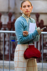jenny walton, checked shirt, beige shirt, light blue pullover, white pants, tailored pants, flare pants, checked pants, red bag, hand bag, fur bag, vintage collar, dangling earrings, plastic earrings, white earrings, fashion week, frenchystyle, FW, jonathan paciullo, street style, vertical, detail, atmosphere details