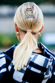 leonie hanne, dior hair clip, hair details, hair clip, golden hair clip, strassed hair clip, heart shape hair clip, back details, close up detail, dior earrings, pearl earrings, golden earrings, fashion week, frenchystyle, FW, jonathan paciullo, street style, PFW, PARIS, SPRING SUMMER 2021, SS 21, vertical, atmosphere details, detail