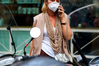white top, knit top, rope necklace, multi necklace, long necklace, covid face mask, street style, jonathan paciullo, FW, frenchystyle, fashion week, MFW, MILAN, SPRING SUMMER 2021, SS 21, horizontal, atmosphere details, detail