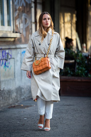 light beige trench coat, orange leather bag, big chain strap bag, golden chain strap bag, crossbody bag, plaited bag, bottega veneta bag, quilted bag, belted trench coat, white pants, street style, jonathan paciullo, FW, frenchystyle, fashion week, MFW, MILAN, SPRING SUMMER 2021, SS 21, vertical, full length