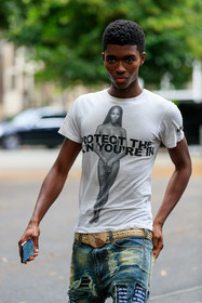 white t-shirt, printed t-shirt, letter printed t-shirt, used jeans, denim, blue jeans, golden belt, strassed belt, alton mason, fashion week, frenchystyle, FW, jonathan paciullo, street style, PFW, PARIS, AUTUMN WINTER 2021-2022, FALL WINTER 2021-2022, FW 21-22, vertical, atmosphere details, detail, model