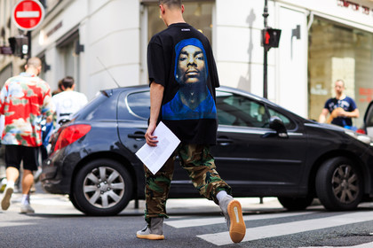 atmosphere details, back detail, black t shirt, camouflage, detail, fashion week, frenchystyle, FW, green pants, grey sneakers, horizontal, jonathan paciullo, kaki pants, MENSWEAR, military pants, PARIS, PFW, printed pants, printed t shirt, SPRING SUMMER 2017, SS 17, street style, suede shoes, trousers, vêtements