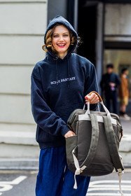 Lindsey Wixson, hoodie, navy blue, backpack, fashion week, frenchystyle, FW, jonathan paciullo, street style, SPRING SUMMER 2022, SS 22, LFW, LONDON, vertical, atmosphere details, detail, model