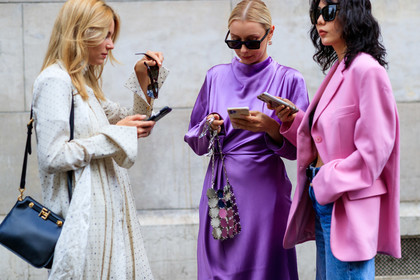 lilac dress, purple dress, silk dress, satin dress, long sleeves dress, long dress, silvered bag, flower shape bag, metal bag, metalic bag, paco rabanne bag, wrap dress, saint laurent sunglasses, golden earrings, hoop earrings, fashion week, frenchystyle, FW, jonathan paciullo, street style, PFW, PARIS, AUTUMN WINTER 2021-2022, FALL WINTER 2021-2022, FW 21-22, atmosphere details, horizontal, detail