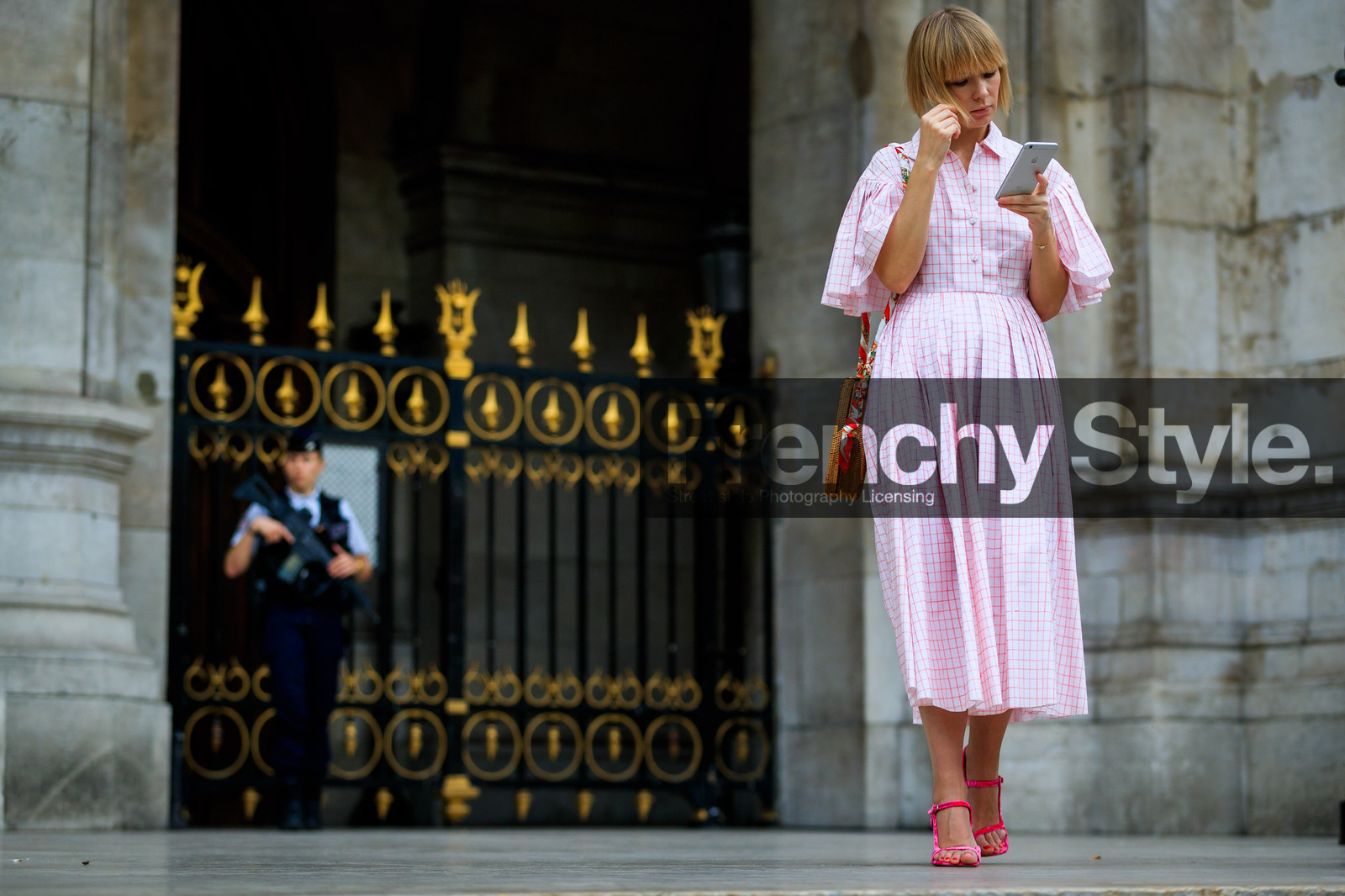 beige bag, graphic dress, high heels, leather bag, leather shoes, pink dress, pink shoes, pleated dress, pleats, printed dress, fashion week, frenchystyle, FW, jonathan paciullo, street style, PFW, PARIS, atmosphere details, horizontal, full length, AUTUMN WINTER 2018-2019, FALL WINTER 2018-2019, FW 18-19, vika gazinskaya