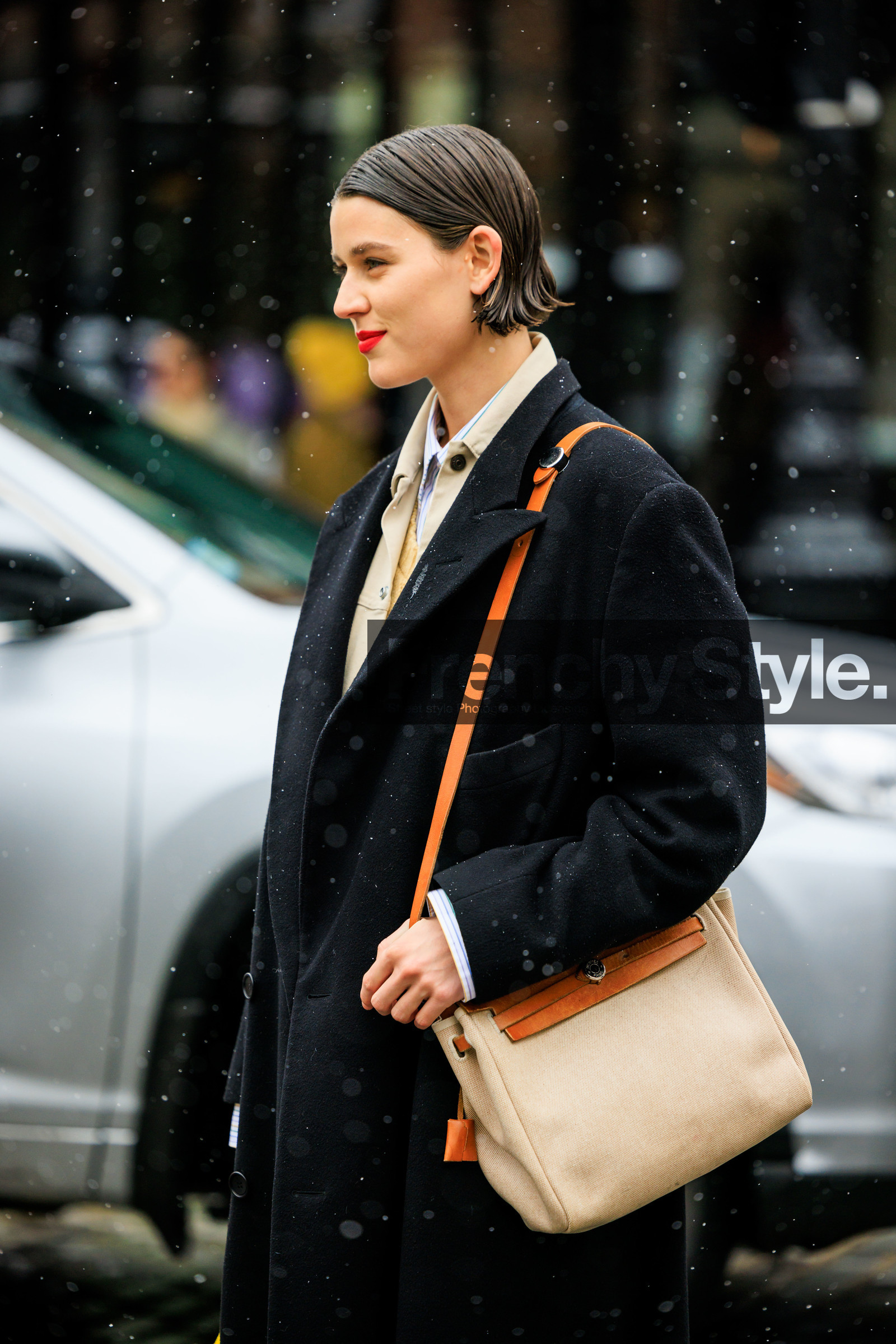 black coat, winter coat, hermes handbag, crossbody bag, hermes crossbody, short hair, red lips, casual chic style, fashion week, frenchystyle, FW, jonathan paciullo, street style, NYFW, NEW YORK, AUTUMN WINTER 2022-2023, FALL WINTER 2022_2023, FW 22-23, vertical, atmosphere details, model