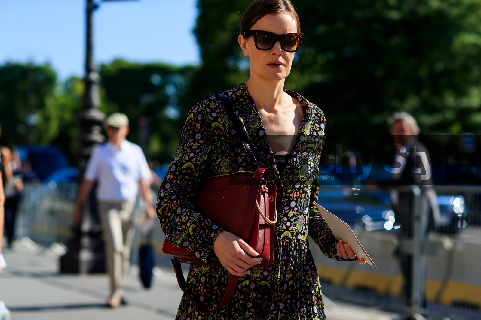 bordeaux, burgundy, graphic dress, leather bag, multicolor dress, pleats, printed dress, red bag, sunglasses, fashion week, frenchystyle, FW, jonathan paciullo, street style, PFW, PARIS, horizontal, atmosphere details, detail, AUTUMN WINTER 2018-2019, FALL WINTER 2018-2019, FW 18-19, jo ellison