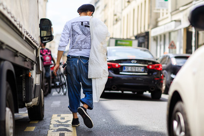 atmosphere details, back detail, beret, black hat, black slippers, blue denim, denim pants, drawings, fashion week, frenchystyle, full length, FW, horizontal, jeans, jonathan paciullo, MENSWEAR, PARIS, PFW, printed t shirt, SPRING SUMMER 2017, SS 17, street style, supreme, trousers, white coat, white t shirt