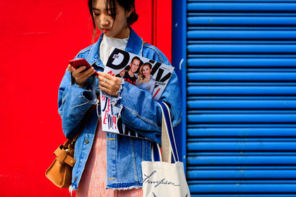 atmosphere details, blue denim, camel bag, denim jacket, detail, fashion week, frenchystyle, FW, horizontal, iphone, jonathan paciullo, leather bag, NEW YORK, NYFW, pink skirt, SPRING SUMMER 2018, SS 18, street style, tote bag