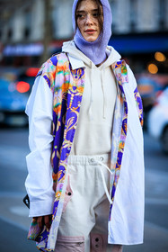 freckles, purple hood, white hoodie, sporty look, jogging pants, white pants, fashion week, frenchystyle, FW, jonathan paciullo, street style, PFW, PARIS, menswear, AUTUMN WINTER 2022-2023, FALL WINTER 2022-2023, FW 22-23, atmosphere details, detail, vertical