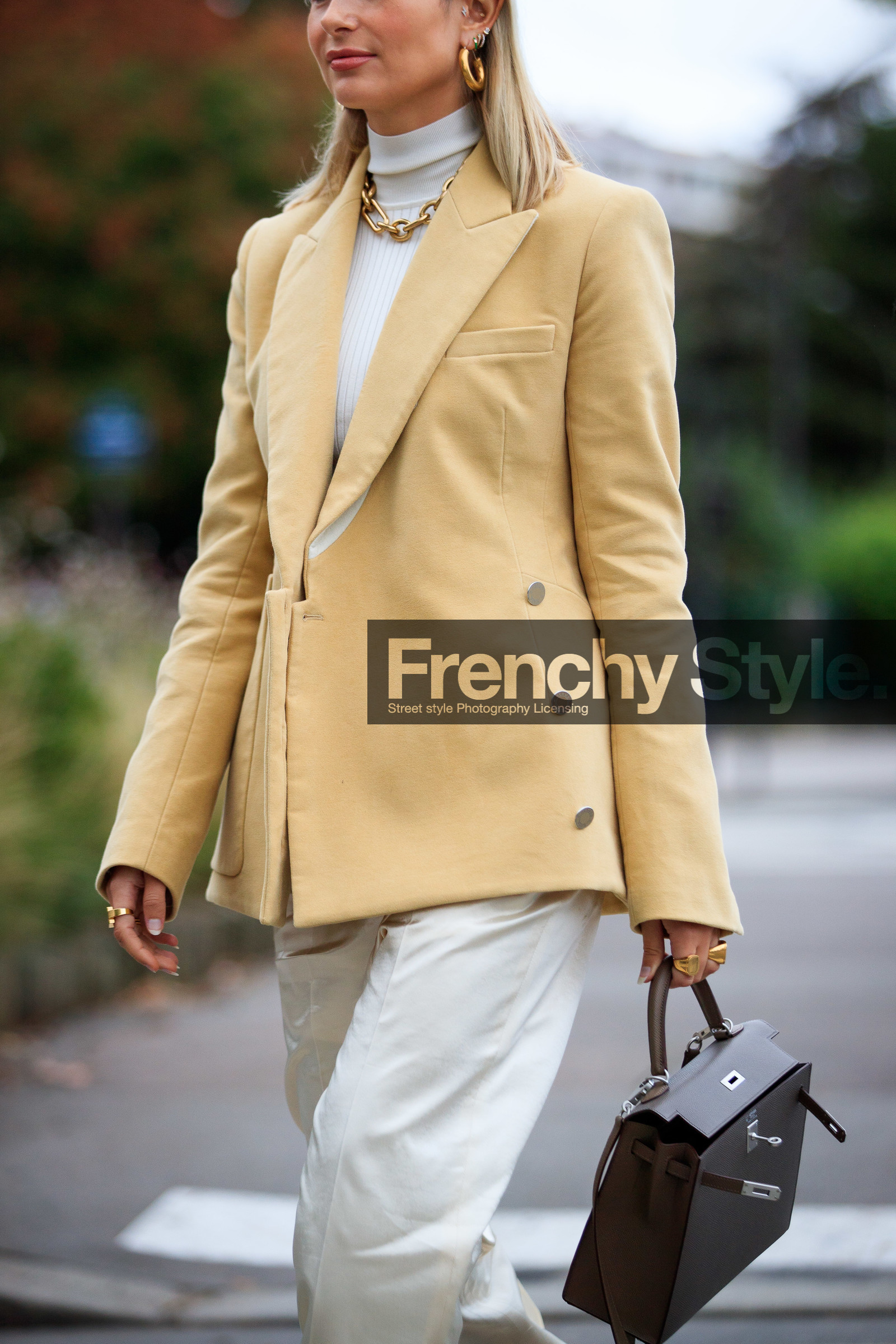 xenia adonts, light yellow jacket, beige jacket, white pullover, white pants, satin pants, turtleneck pullover, loose pants, hermes jacket, golden necklace, golden earrings, golden ring, multi earrings, big chain necklace, brown leather bag, hermes bag, kelly hermes bag, hoop earrings, mini hoop earrings, diamond earrings, white total look, beige total look, fashion week, frenchystyle, FW, jonathan paciullo, street style, PFW, PARIS, SPRING SUMMER 2021, SS 21, vertical, atmosphere details, detail