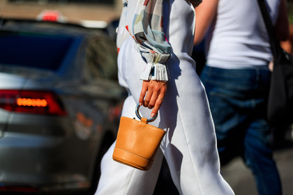 camel bag, graphic bag, leather bag, pleats, trousers, white pant, fashion week, frenchystyle, FW, jonathan paciullo, street style, PFW, PARIS, atmosphere details, horizontal, detail, AUTUMN WINTER 2018-2019, FALL WINTER 2018-2019, FW 18-19