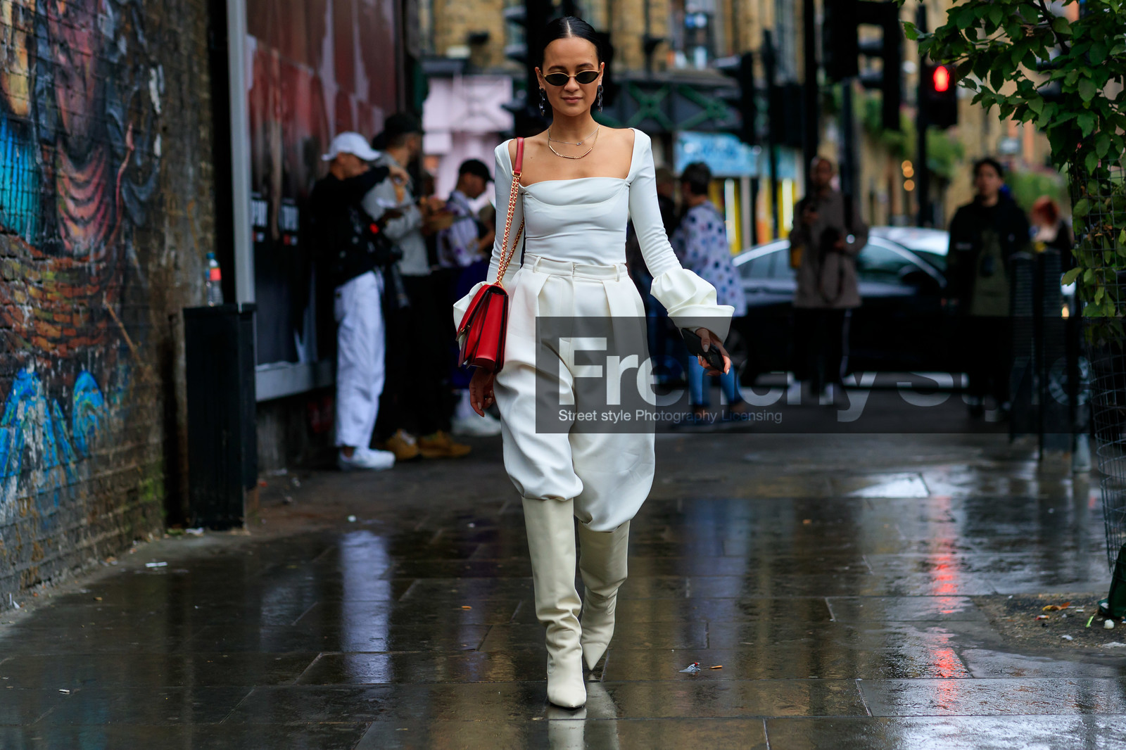 anna rosa vitiello, white total look, white top, white pants, white leather boots, long sleeves top, tight top, carrot pants, high waist pants, loose pants, high boots, red leather bag, chain strap bag, shoulder bag, metalic frame sunglasses, plastic earrings, black earrings, dangling earrings, fashion week, frenchystyle, FW, jonathan paciullo, street style, atmosphere details, horizontal, full length