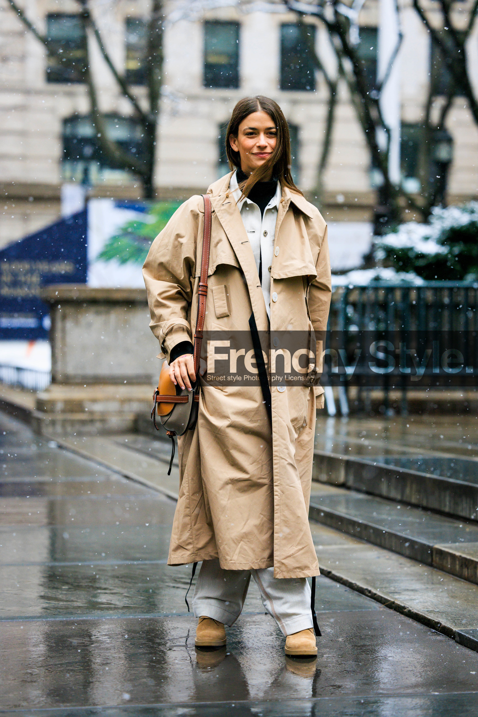 beige trench, beige trench coat, beige combat boots, white pants, crossbody bag, loewe bag, winter trench, amanda alagem, fashion week, frenchystyle, FW, jonathan paciullo, street style, NYFW, NEW YORK, AUTUMN WINTER 2022-2023, FALL WINTER 2022_2023, FW 22-23, vertical, full length