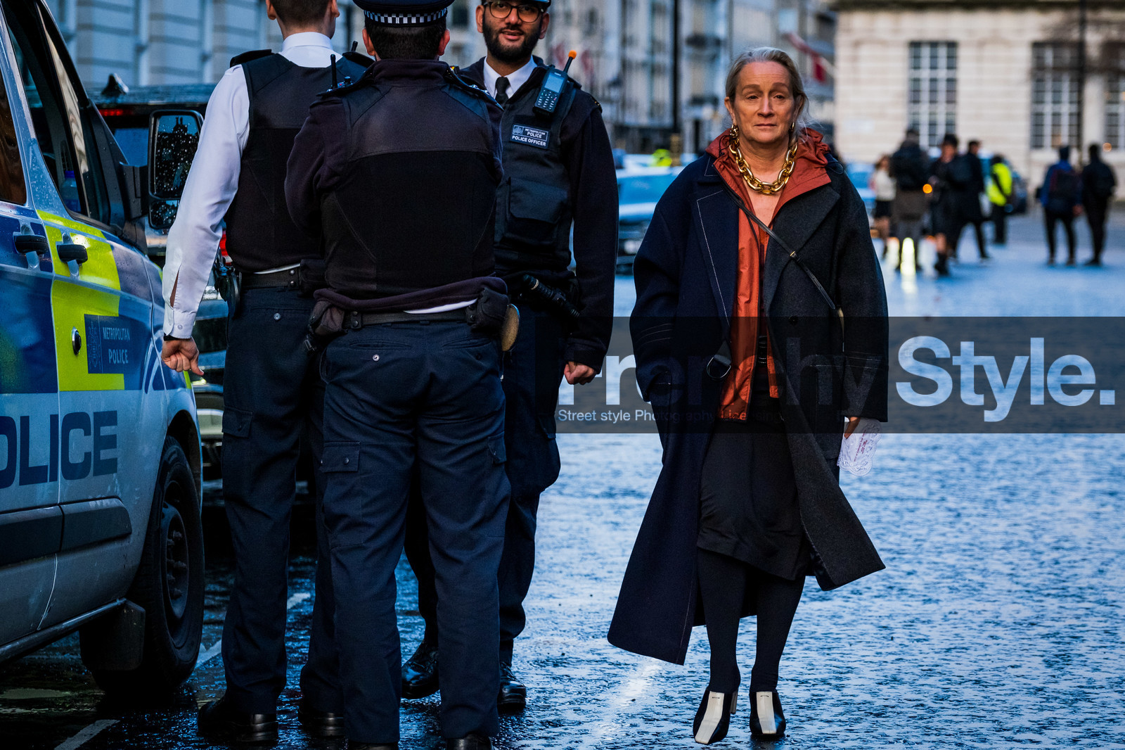 navy blue coat, dark grey coat, orange parka, orange jacket, raincoat, big chain necklace, paco rabanne necklace, golden necklace, bicolor shoes, bicolor slippers, white leather slippers, black leather slippers, black tights, black skirt, long skirt, fashion week, frenchystyle, FW, jonathan paciullo, street style, LFW, LONDON, AUTUMN WINTER 2020-2021, FALL WINTER 2020-2021, FW 20-21, horizontal, atmosphere details, full length