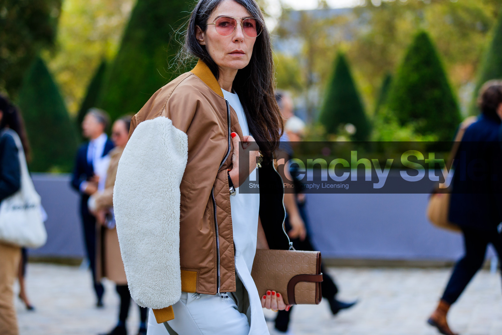 atmosphere details, beige bag, bomber jacket, brown jacket, detail, fashion week, frenchystyle, FW, graphic bag, horizontal, jonathan paciullo, leather bag, over the shoulder, PARIS, PFW, printed bag, shearling, SPRING SUMMER 2018, SS 18, street style, sunglasses, trousers, Véronique Tristram