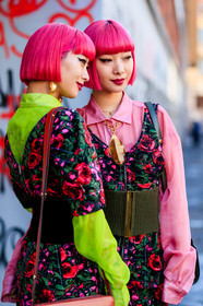 Ami and Aya Suzuki, pink hair, dyed hair, pink dress, floral printed dress, neon green dress, long sleeves dress, pink shirt, neon green shirt, short sleeves dress, sleeveless dress, low necked dress, big necklace, golden necklace, big chain necklace, kaki belt, woolen belt, marni dress, marni shirt, marni look, marni belt, fashion week, frenchystyle, FW, jonathan paciullo, street style, MFW, MILAN, AUTUMN WINTER 2020-2021, FALL WINTER 2020-2021, FW 20-21, vertical, atmosphere details, detail