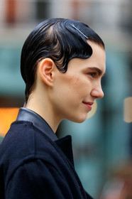 model, hair details, hair clip, make up, make up details, nude make up, close up detail, fashion week, frenchystyle, FW, jonathan paciullo, street style, LFW, LONDON, AUTUMN WINTER 2020-2021, FALL WINTER 2020-2021, FW 20-21, vertical, atmosphere details, detail