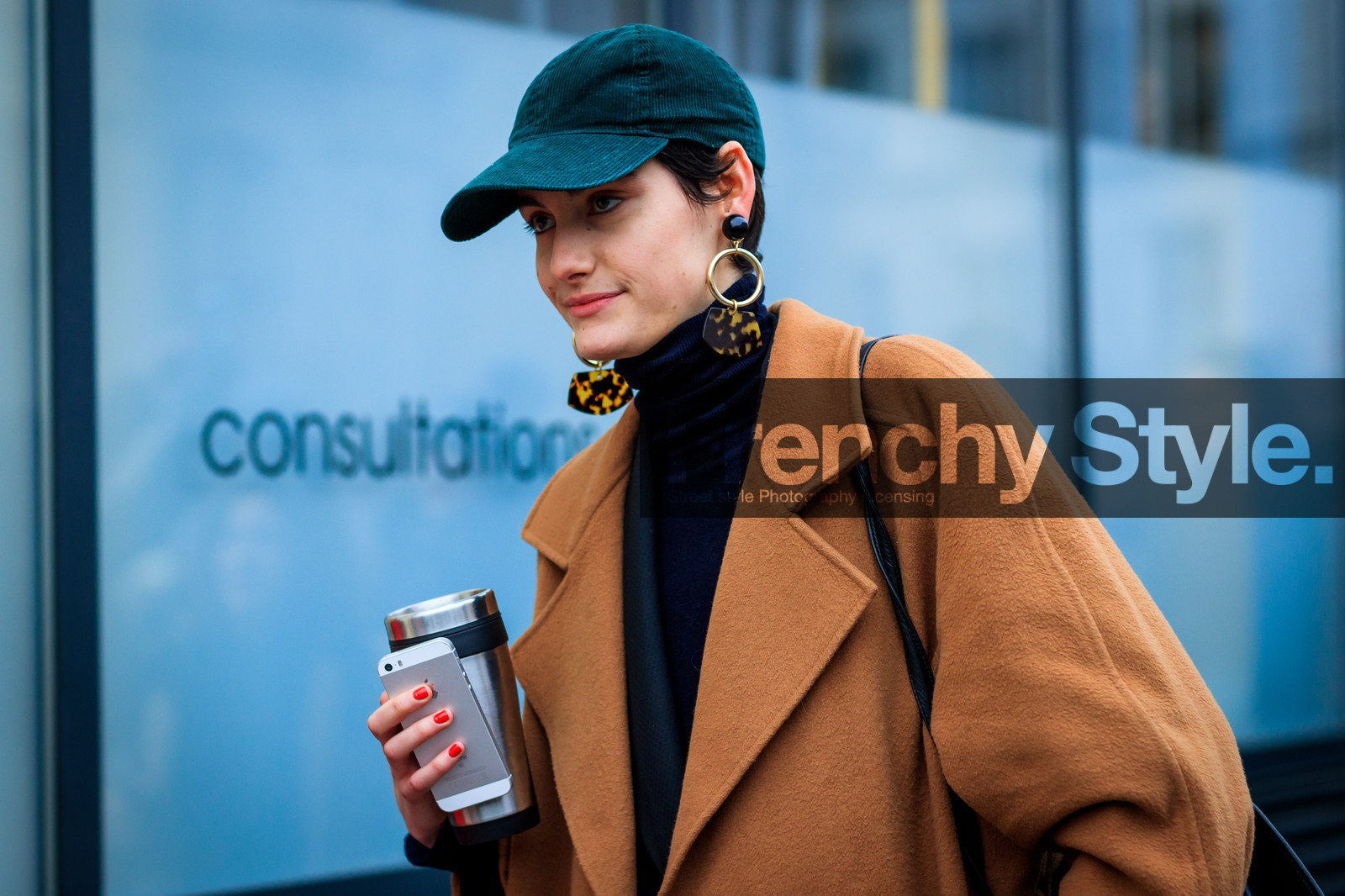 black turtleneck, camel coat, corduroy, earrings, green cap, iphone, fashion week, frenchystyle, FW, jonathan paciullo, street style, PFW, PARIS, SPRING SUMMER 2017, SS 17, HAUTE COUTURE, atmosphere details, detail, horizontal
