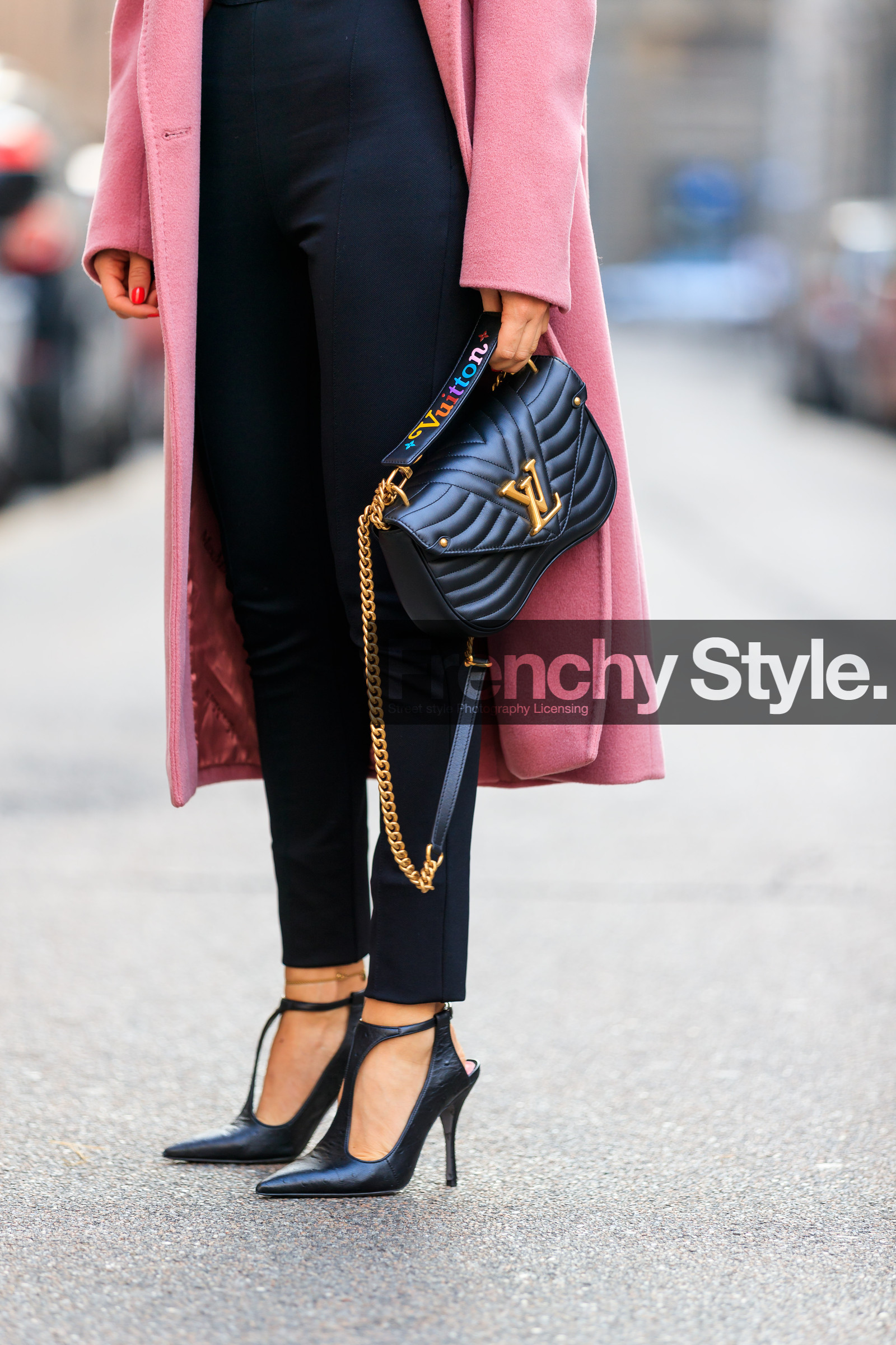 black bag, black pants, black shoes, high heels, leather bag, leather shoes, louis vuitton, pink coat, trousers, fashion week, frenchystyle, FW, jonathan paciullo, street style, MFW, MILAN, SPRING SUMMER 2019, SS 19, vertical, atmosphere details, detail