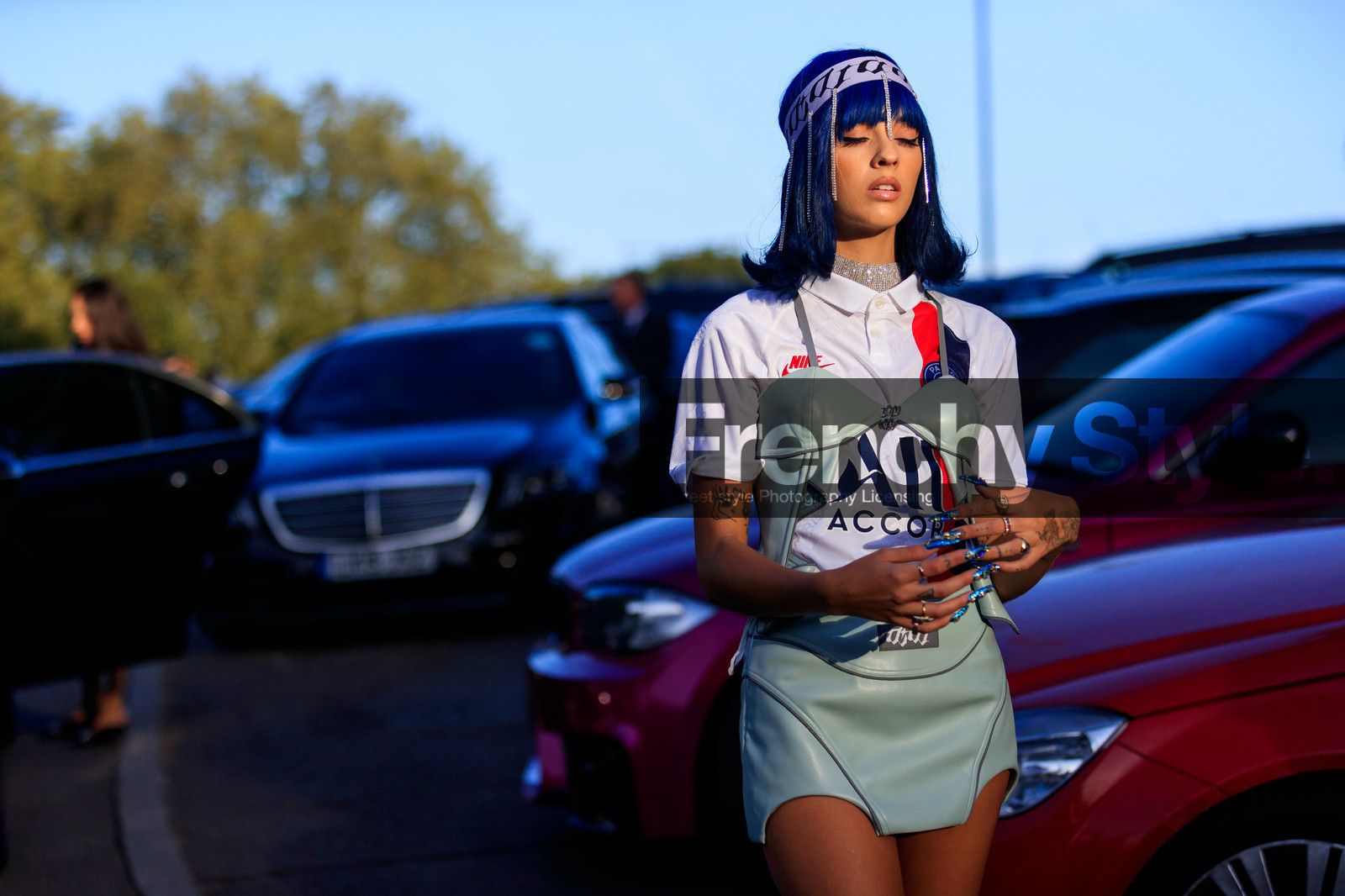 sita abellan, sportswear, sport t-shirt, football t-shirt, white t-shirt, printed t-shirt, navy blue hair, hair details, strassed headband, leather bra, leather skirt, light blue skirt, mini skirt, nails details, strassed nails, strassed chocker, big chocker, fashion week, frenchystyle, FW, jonathan paciullo, street style, atmosphere details, horizontal, detail