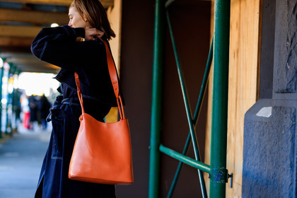 black coat, black turtleneck, leather bag, orange bag, trench coat, street style, jonathan paciullo, FW, frenchystyle, fashion week, NYFW, NEW YORK, AUTUMN WINTER 2018-2019, AW 18-19, FALL WINTER 2018-2019, FW 18-19, atmosphere details, horizontal, detail, model
