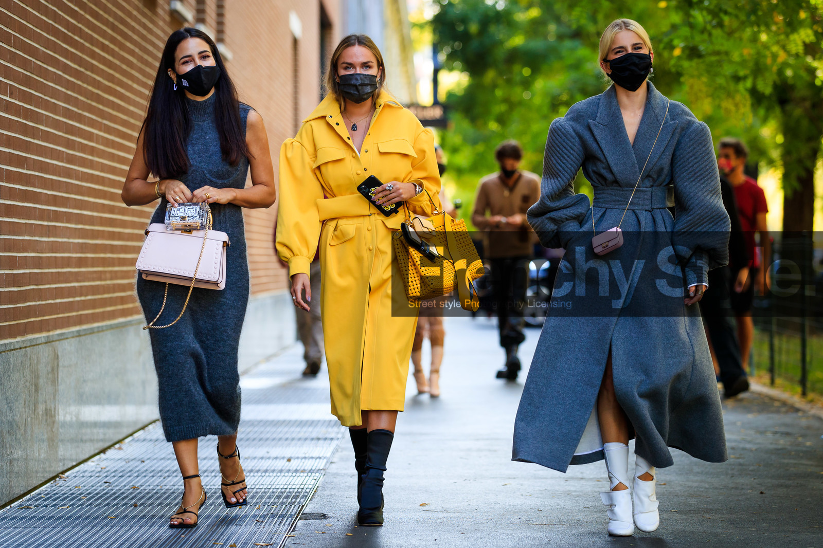 grey dress, long dress, sleeveless dress, high collar dress, knit dress, knitwear, light pink bag, nude bag, fendi bag, plastic bag, sheer bag, peekaboo bag, hand bag, light pink gloves, leather bag, leather gloves, golden strap bag, golden rings, multi bag, golden sandals, yellow dress, yellow jacket, jacket dress, long dress, belted dress, belted jacket, long sleeves dress, dress shirt, yellow bag, yellow leather bag, fendi bag, openwork bag, peekaboo bag, multi bag, hand bag, black boots, high boots, high heels boots, fendi boots, golden necklace, long necklace, stone necklace, fendi look, fendi dressblack leather sandals, golden chain sandals, multi straps sandals, grey coat, grey dress, dress coat, belted coat, belted dress, long coat, crossbody bag, light pink bag, light pink leather bag, mini bag, fendi bag, fendi coat, fendi boots, diamond earrings, round shape earrings, celine earrings, golden chain strap bag, white leather boots, oversize shoulder, covid face mask, tamara kalinic, nina suess, caro daur, fashion week, frenchystyle, FW, jonathan paciullo, street style, MFW, MILAN, SPRING SUMMER 2021, SS 21, horizontal, atmosphere details, full length