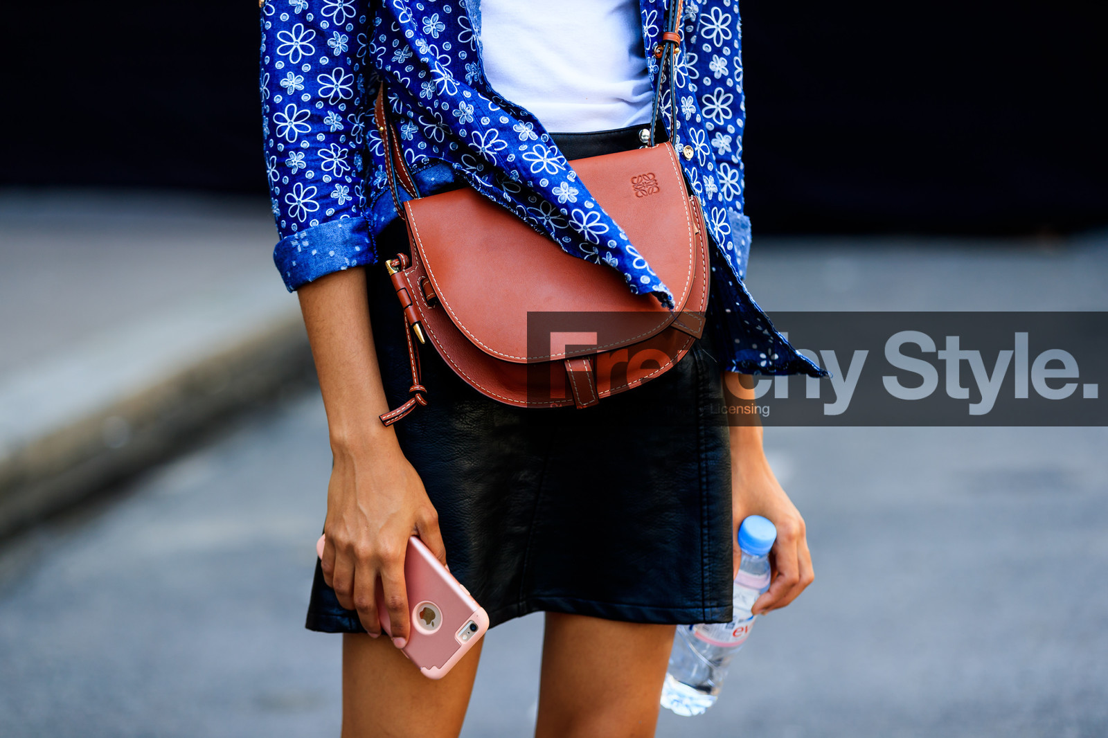 black skirt, blue shirt, brown bag, graphic shirt, iphone, leather bag, leather skirt, loewe, printed shirt, fashion week, frenchystyle, FW, jonathan paciullo, street style, PFW, PARIS, atmosphere details, horizontal, detail, model, AUTUMN WINTER 2018-2019, FALL WINTER 2018-2019, FW 18-19