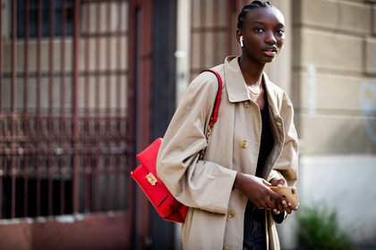 airpod, beige trench coat, red leather bag, shoulder bag, michael kors bag, street style, jonathan paciullo, FW, frenchystyle, fashion week, MFW, MILAN, SPRING SUMMER 2021, SS 21, horizontal, atmosphere details, detail, model