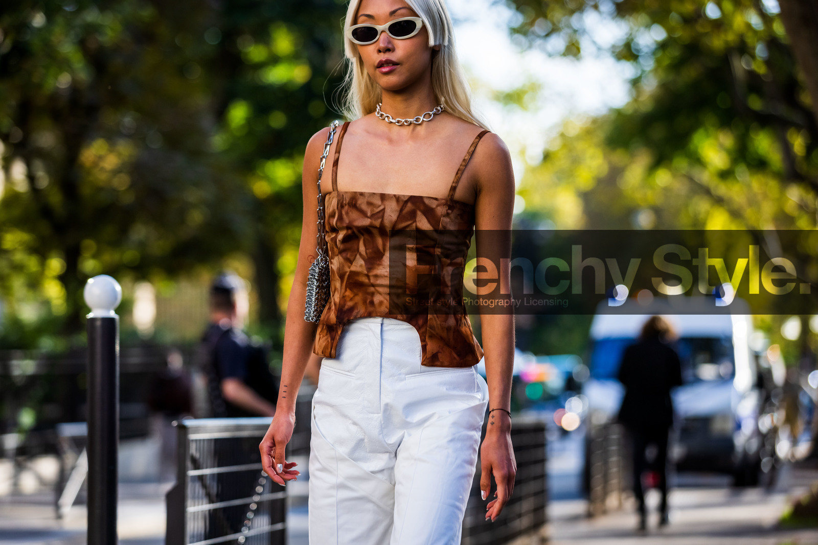 bag, brown top, chain necklace, choker, leather pants, paco rabanne bag, pants, printed top, silver bag, silver choker, sunglasses, top, Vanessa Hong, white pants, white sunglasses, street style, jonathan paciullo, FW, frenchystyle, fashion week, PFW, PARIS, SPRING SUMMER 2022, SS 22, horizontal, atmosphere details