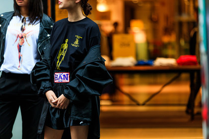 atmosphere details, AUTUMN WINTER 2016-2017, AW 16-17, black coat, black jacket, black shorts, black t shirt, detail, FALL WINTER 2016-2017, fashion week, frenchystyle, FW, FW 16-17, HAUTE COUTURE, horizontal, jonathan paciullo, MENSWEAR, PARIS, PFW, printed t shirt, raincoat, street style, tone on tone, total look black, versace