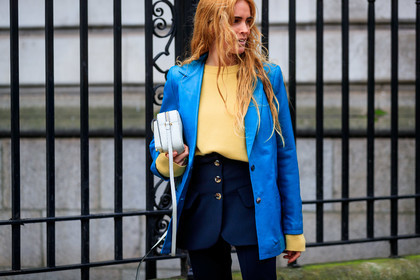 blanca miro scrimieri, white leather bag, coccinelle bag, light blue leather jacket, light yellow pullover, navy blue pants, navy blue skirt, button skirt, mini skirt, layered pants, layered skirt, fashion week, frenchystyle, FW, jonathan paciullo, street style, LFW, LONDON, AUTUMN WINTER 2020-2021, FALL WINTER 2020-2021, FW 20-21, horizontal, atmosphere details, detail